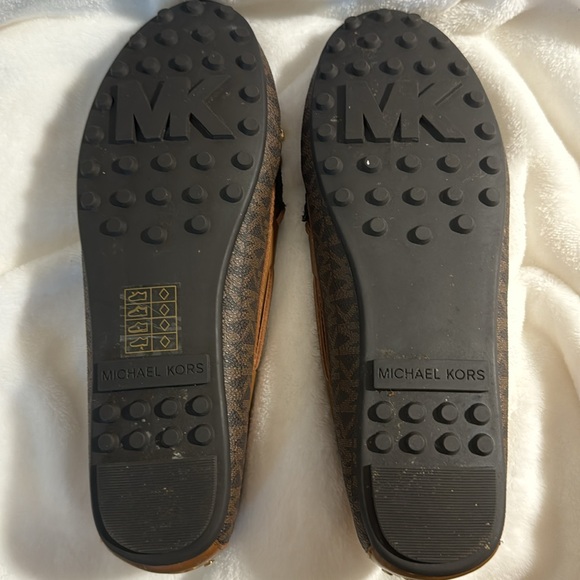 ❌SOLD ❌ EUC Michael Kors Flats Monogram Juliette Leather Loafer Flats 🤎 - Picture 4 of 5